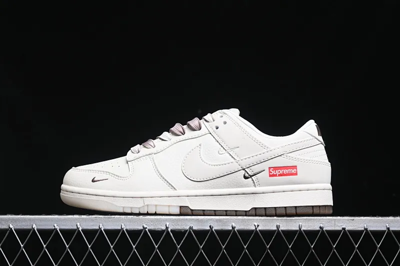 All categories Nk SB Dunk Series Nk SB Dunk Low High-end customized low-top sneakers Nk SB Dunk Low Supreme joint-white and brown double spelled with small hooks Anniversary high-end customized low-top casual sneakers BB8675-113